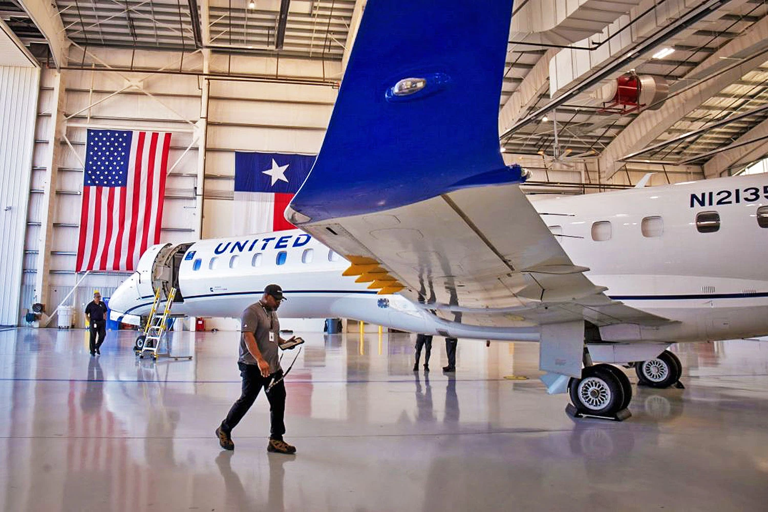 Jato ERJ 145 da CommuteAir que voa sob contrato da United Airlines (Embraer)