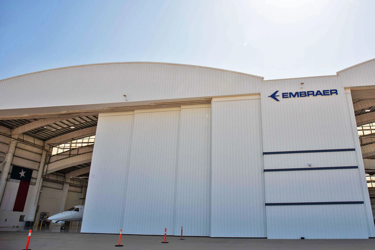 Novas instalações funcionam em hangar já existente, mas complexo terá nova estrutura em 2027 (Embraer)