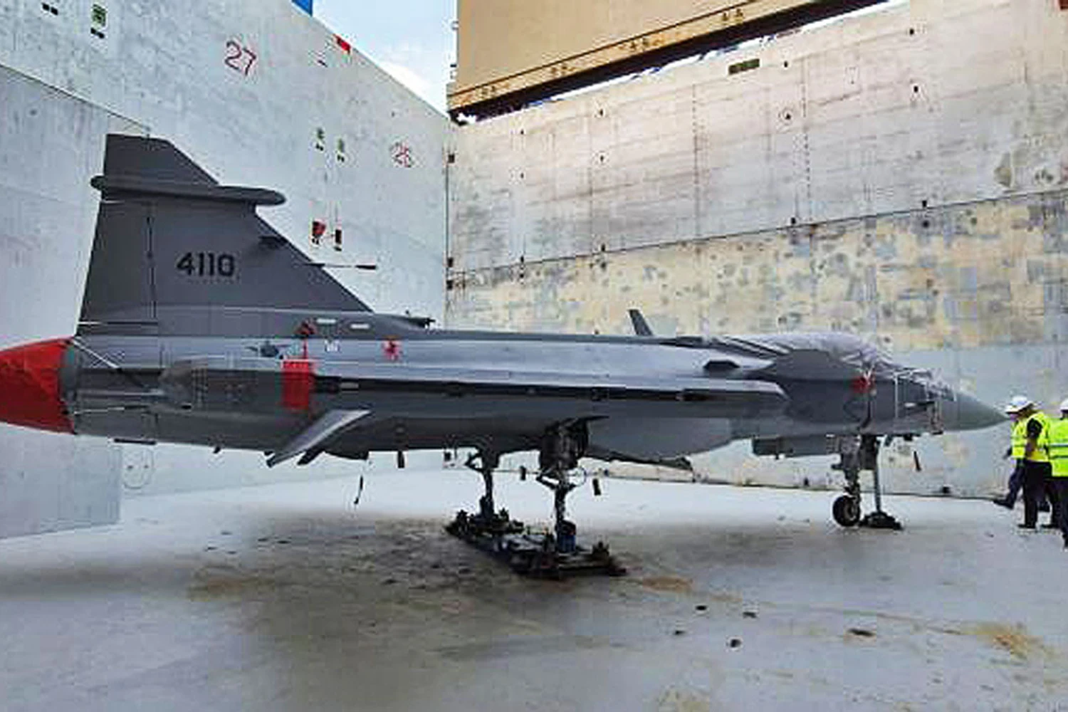 O caça Gripen FAB 4110 dentro do navio (FAB)