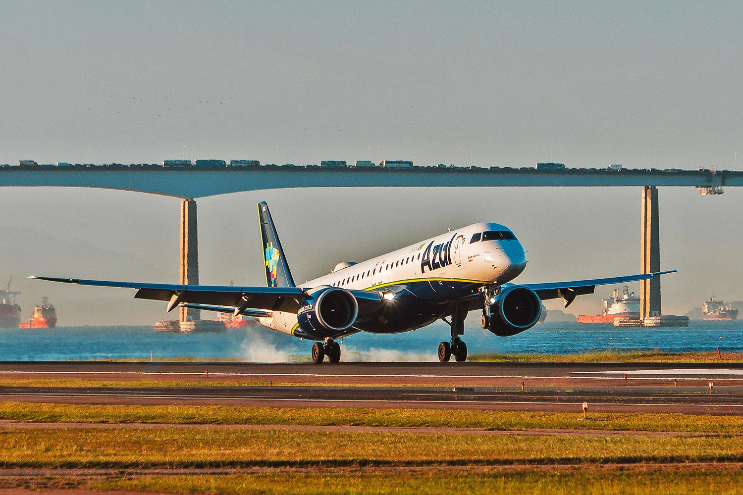 O E195-E2 da Azul pousa no Santos Dumont pela primeira vez (Azul Linhas A&eacute;reas)