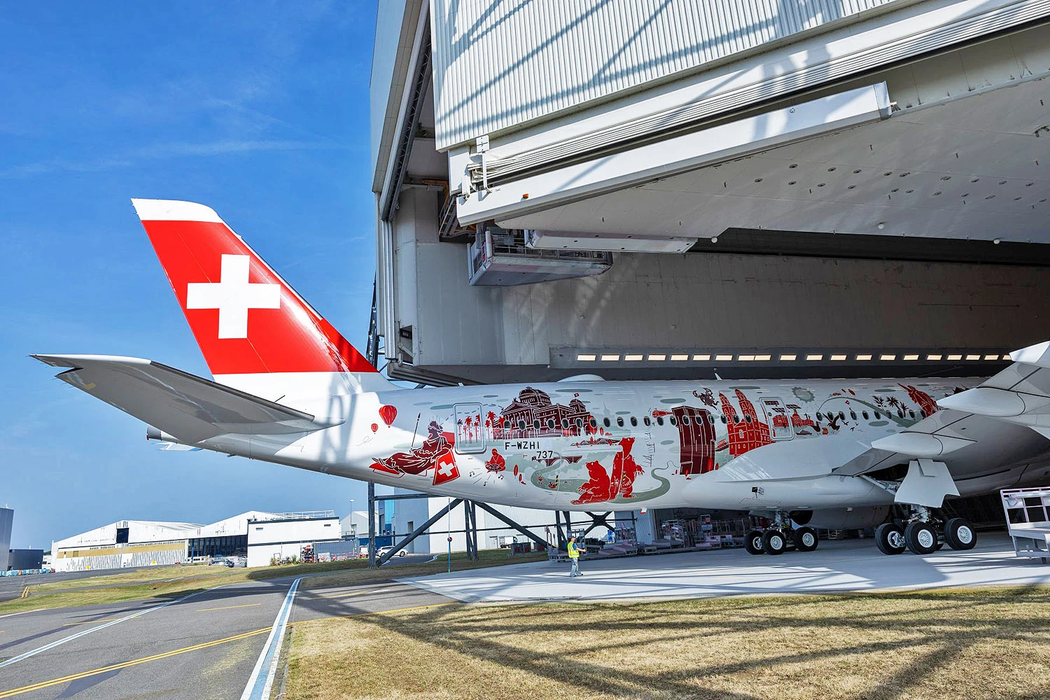 O primeiro A350 da Swiss sai da cabine de pintura em Toulouse (Airbus)
