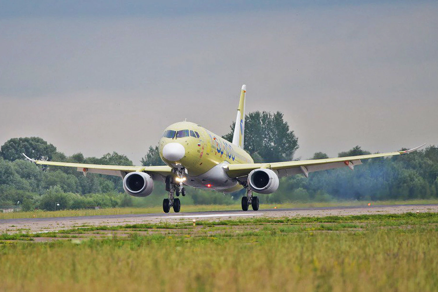 Jato comercial '100% russo' SJ-100 chega a Moscou para certificação