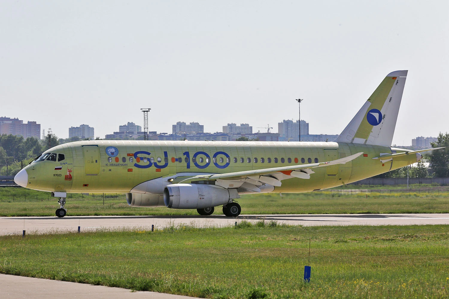 O SJ-100 em Zhukovsky, na regi&atilde;o de Moscou (UAC)