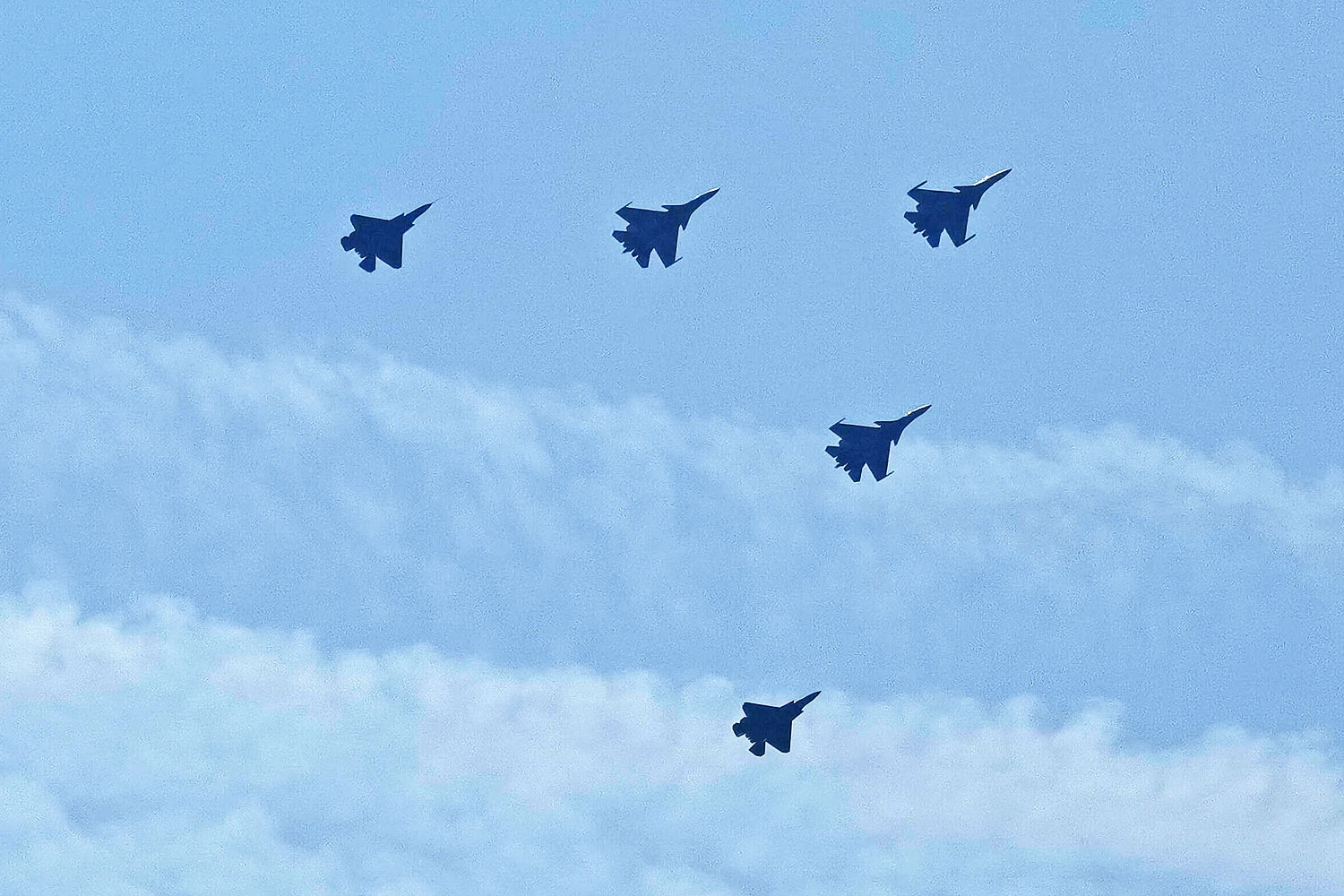 Os dois J-35 voam com caças J-15 da Marinha da China (Reprodução)