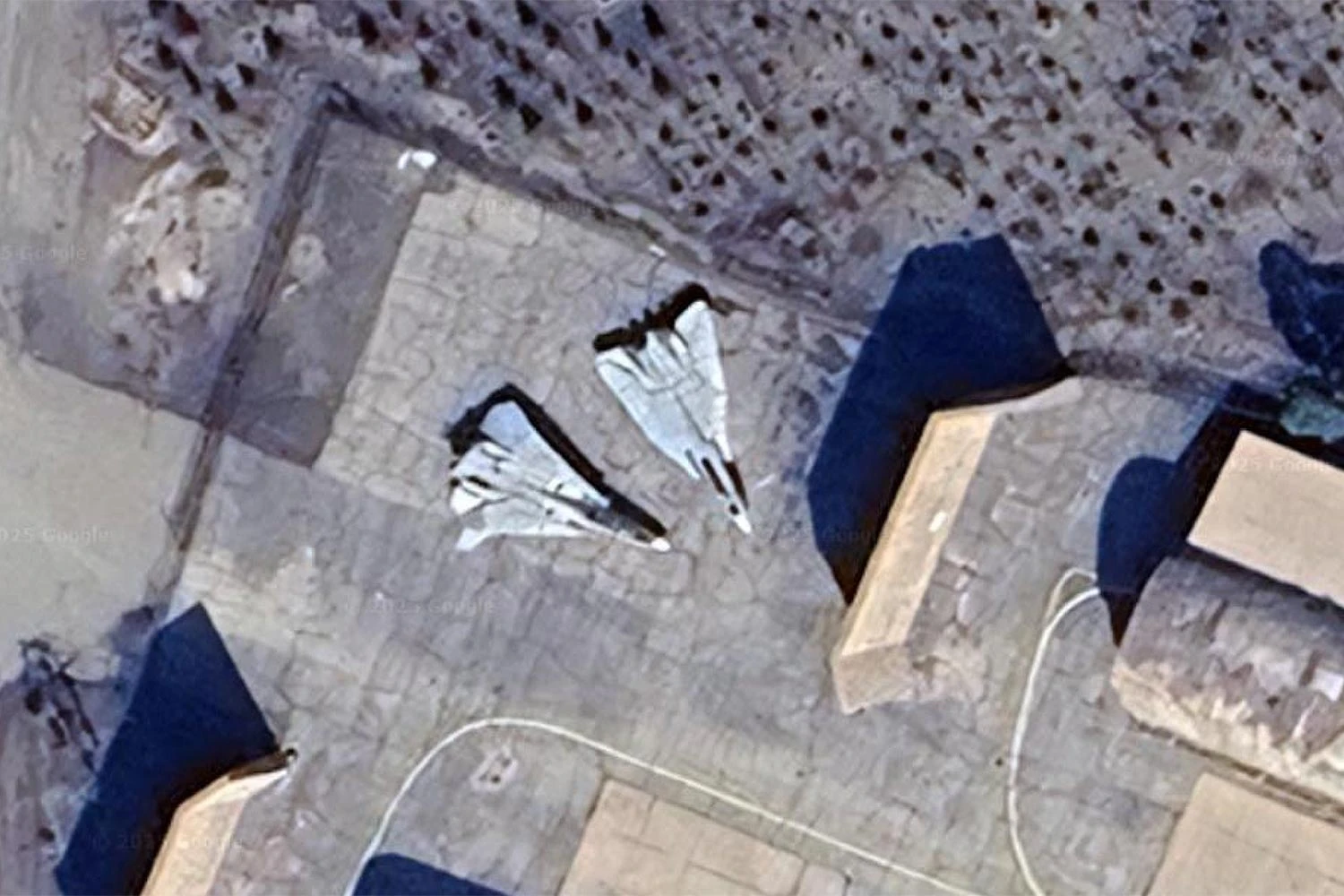 Os jatos F-14 Tomcat parados no aeroporto há anos (GE)