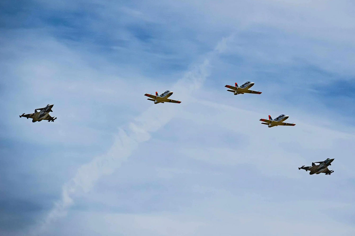 Os três L-39 acompaanhados de dois Gripen húngaros (HAF)