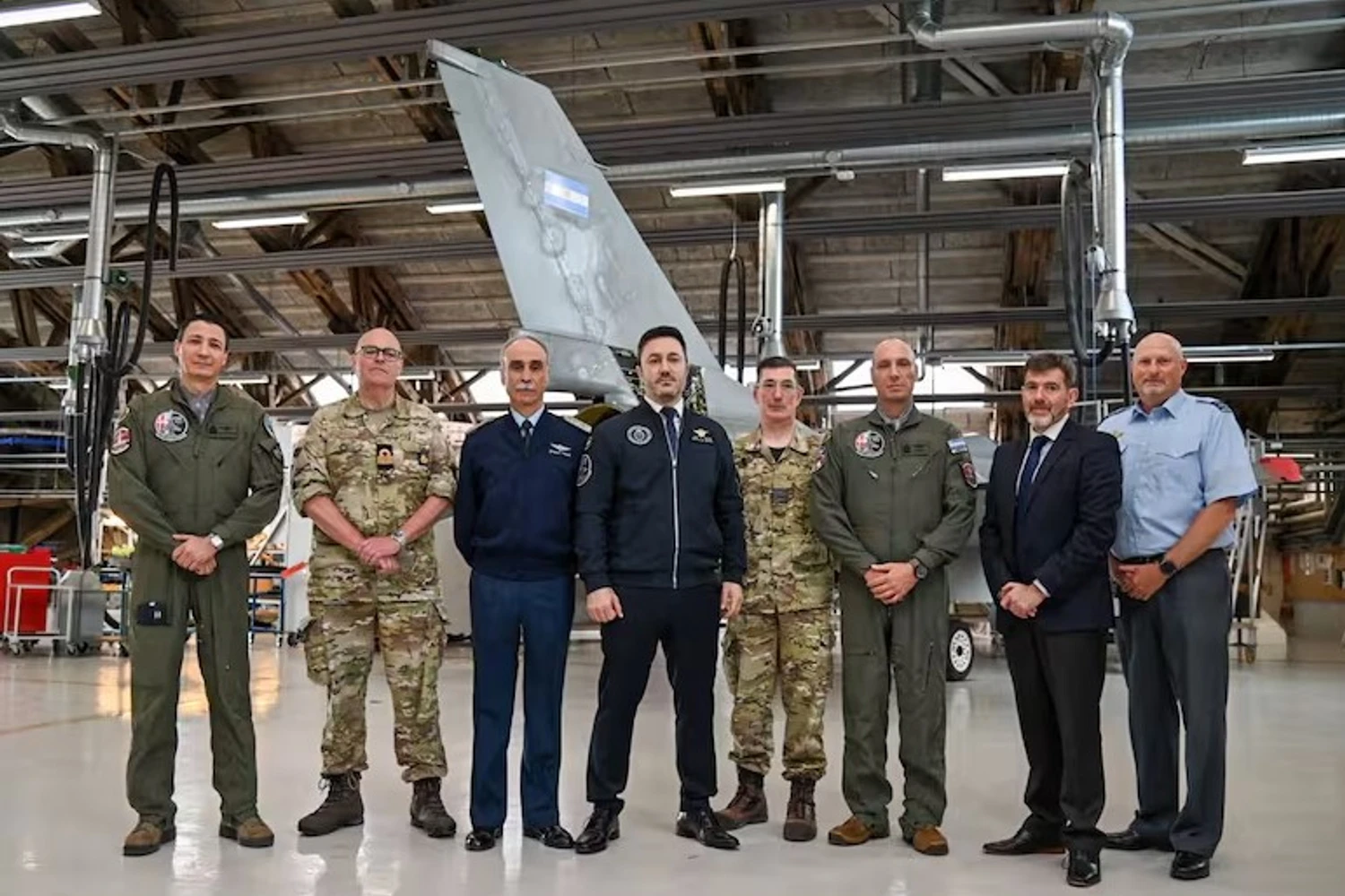 Petri e comitiva argentina na base aérea de Aalborg na Dinamarca (divulgação)