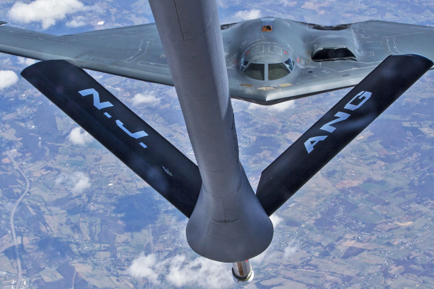Um B-2 sendo reabastecido em voo (USAF)