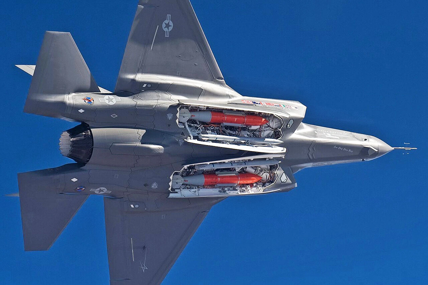 Um caça F-35A com duas bombas B-61 em seus compartimentos internos (Lockheed Martin)