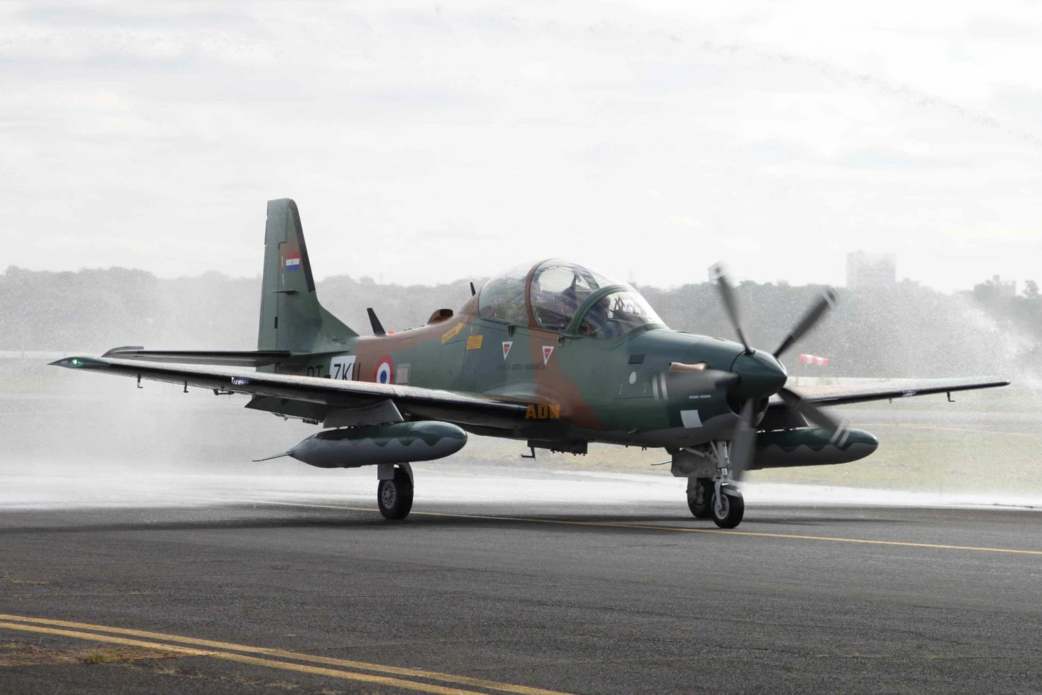 A-29 Super Tucano da Força Aérea do Paraguai é recebido (Embraer)