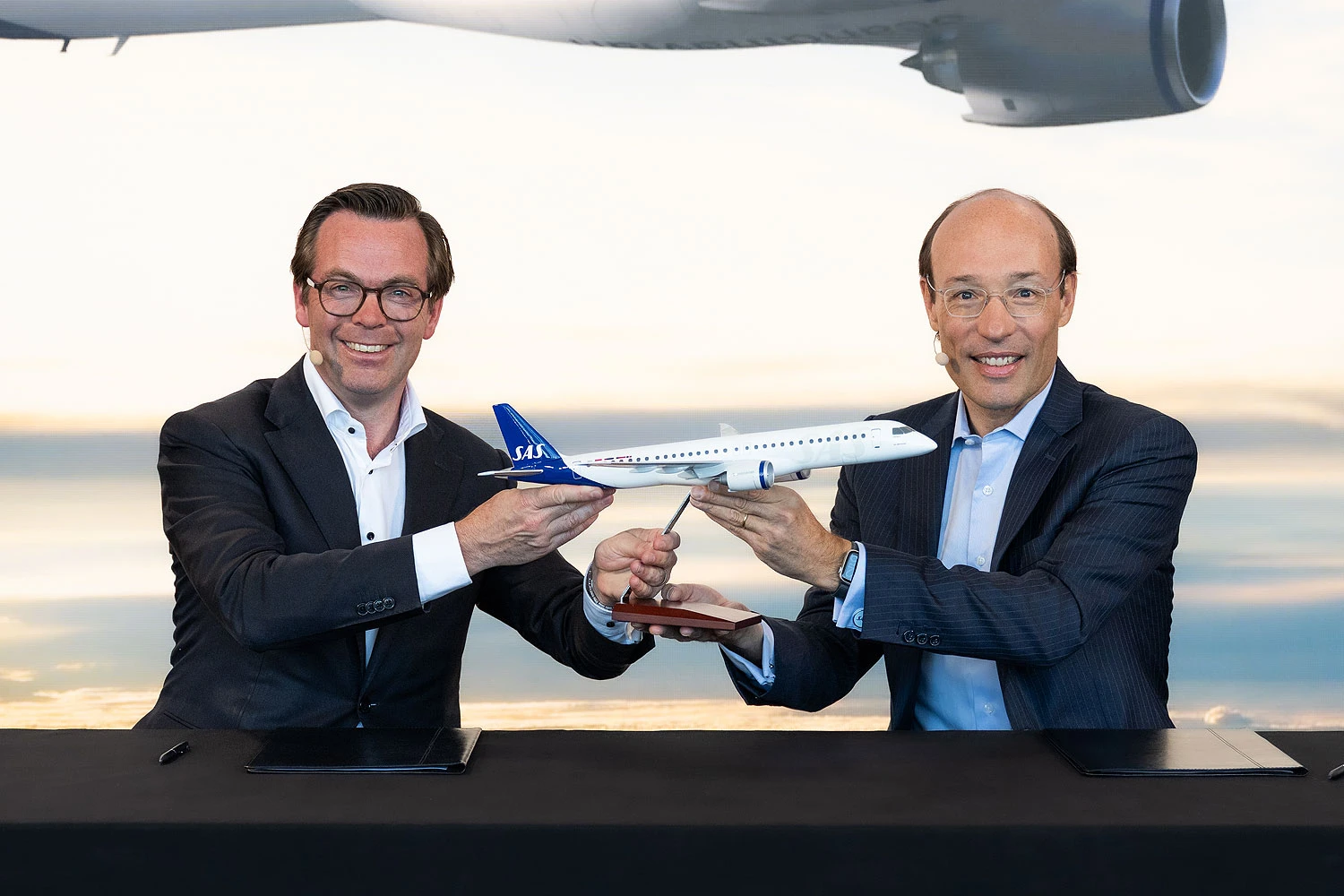 Arjan Meijer, CEO da Embraer Avia&ccedil;&atilde;o Comercial, e Anko van der Werf, chefe executivo da SAS (Embraer)