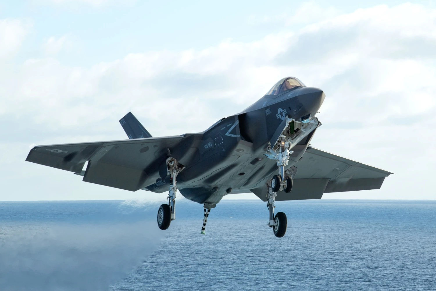 Caça F-35C da Marinha dos EUA cai na Califórnia
