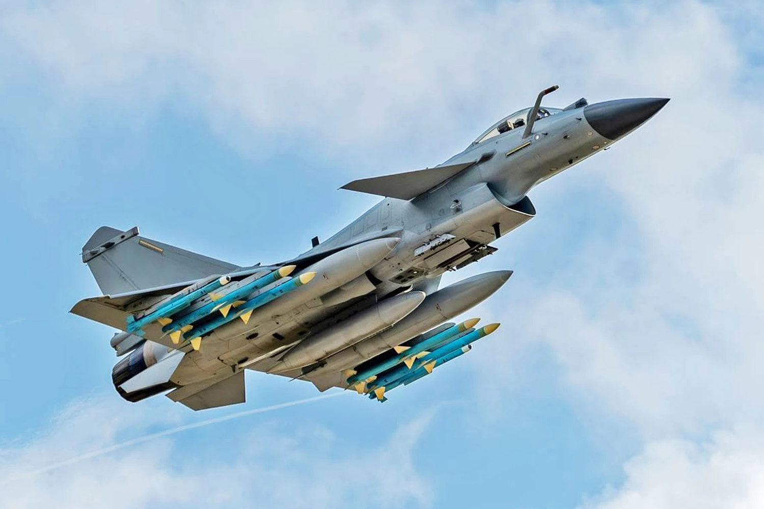 Ca&ccedil;a J-10CE com carga m&aacute;xima de armamentos (Chengdu)