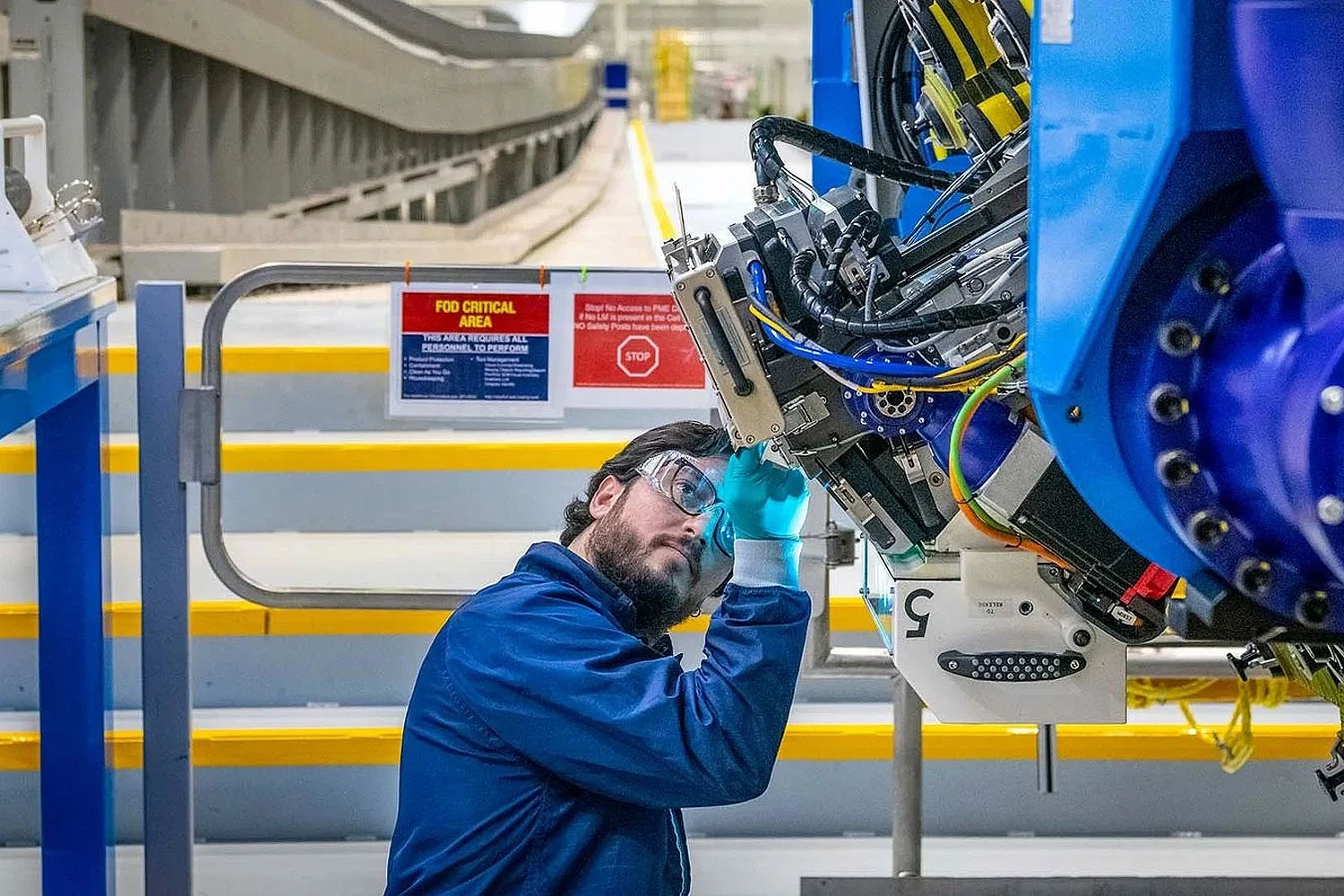 Funcionário da Boeing trabalha na montagem do primeiro 777-8F (Boeing)