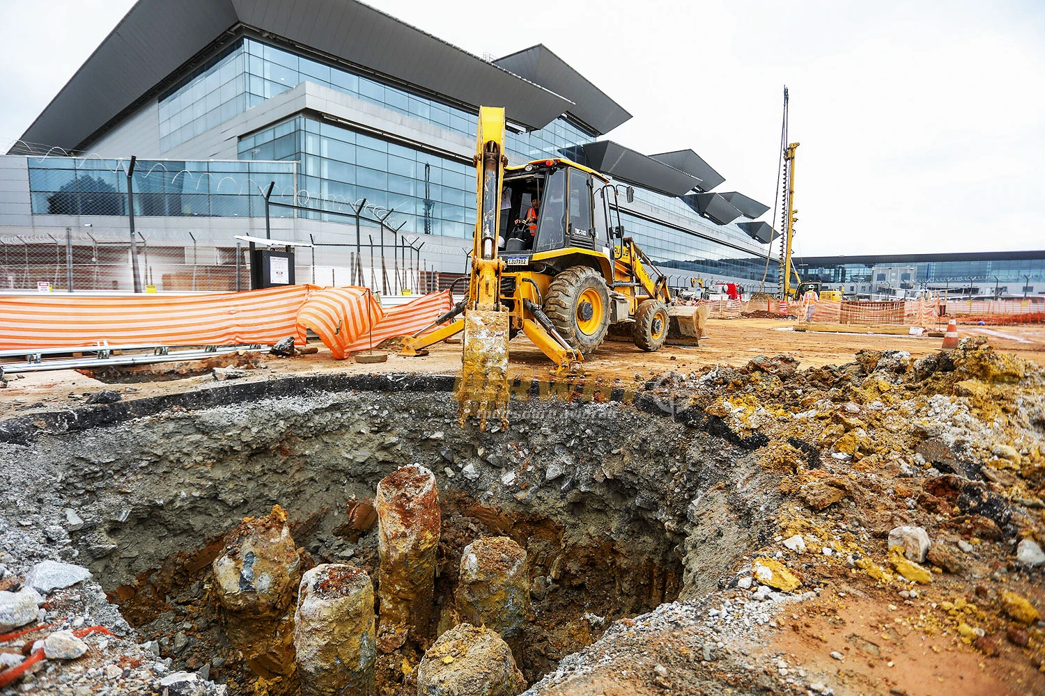 Fundações estão sendo feitas ao lado do Terminal 3 (Telmec)