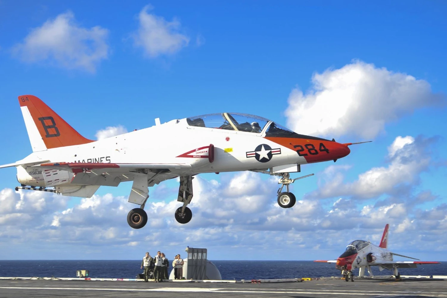 Jato de treinamento T-45 Goshawk pousa em porta-avi&otilde;es dos EUA (US Navy)