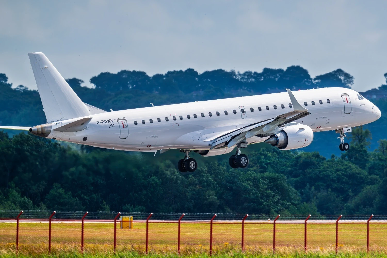 Britânica Titan Airways incorpora seu primeiro Embraer E190LR à frota