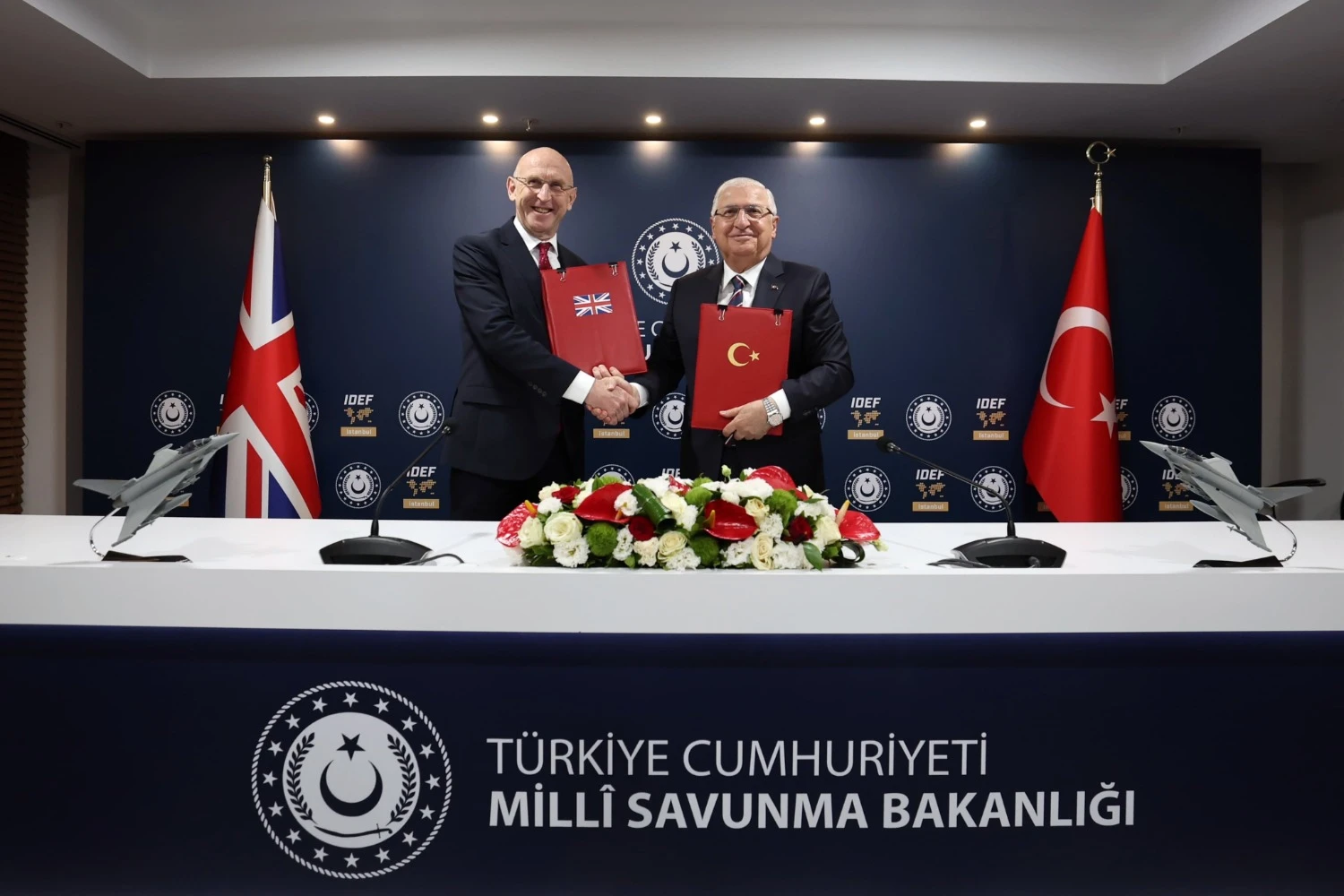 Ministros da Defesa do Reino Unido e da Turquia celebram um acordo para o Eurofighter