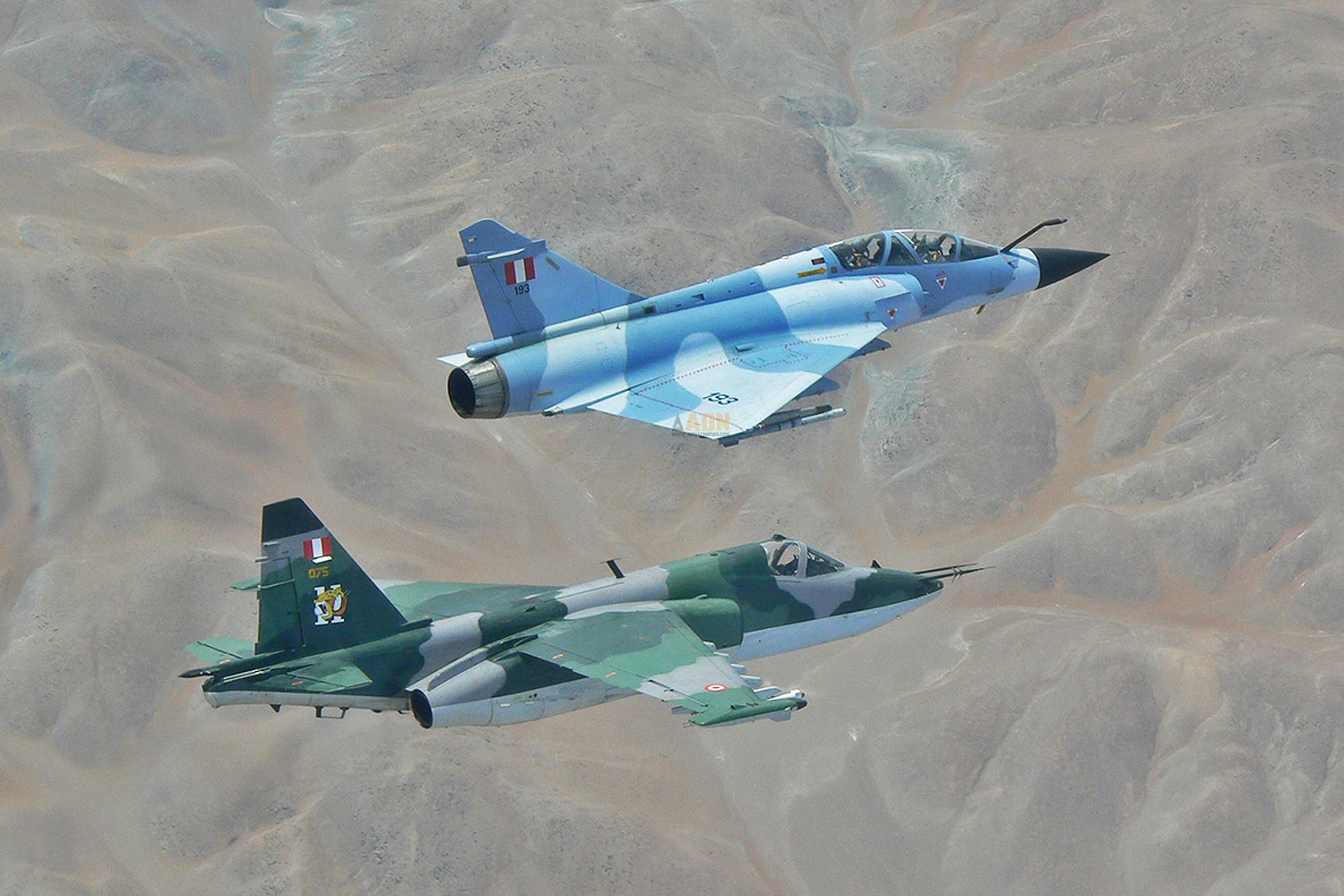 Caça Mirage 2000 e jato de ataque Su-25 (FAP)