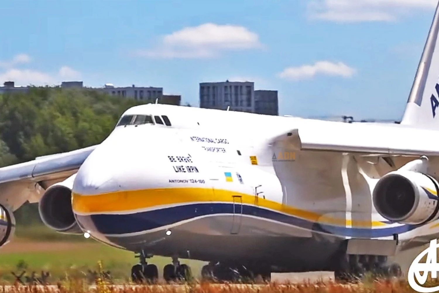 O AN-124 modernizado decola de Kiev rumo à Alemanha (Antonov)