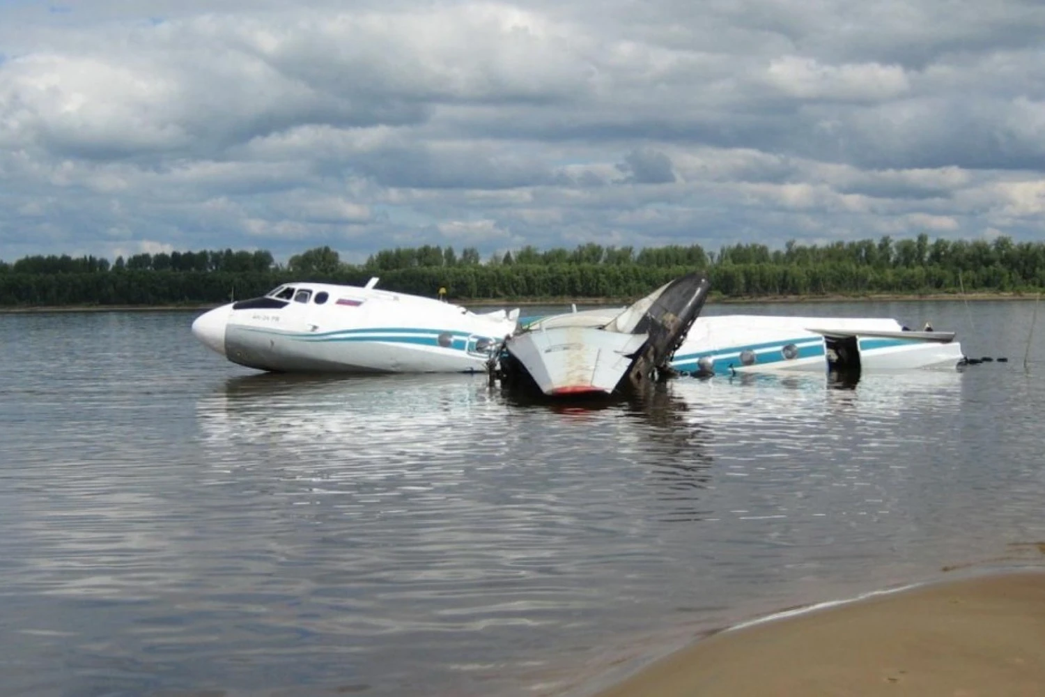O An-24 que se acidentou em 2011 (MAK)