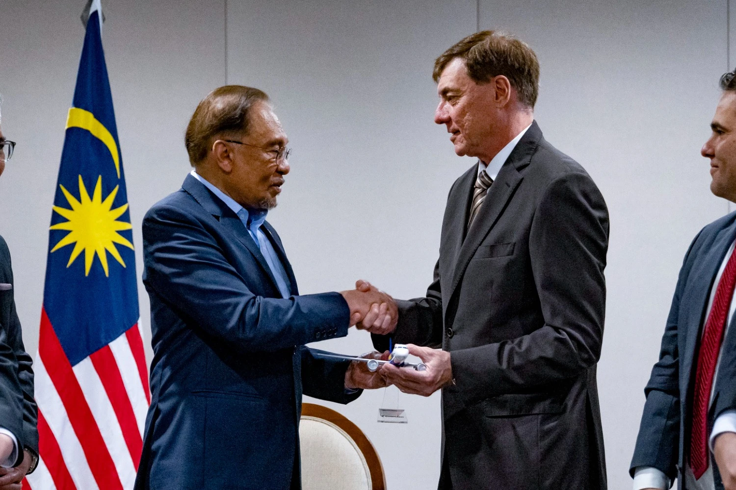O CEO da Embraer, Francisco Gomes Neto teve um encontro com Datuk Seri Anwar Ibrahim, primeiro ministro da Malásia (GM)