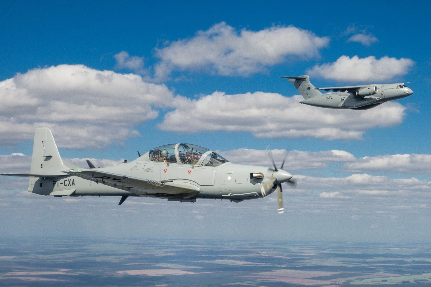 Força Aérea Portuguesa recebe terceiro KC-390 e vê o primeiro A-29N Super Tucano voar