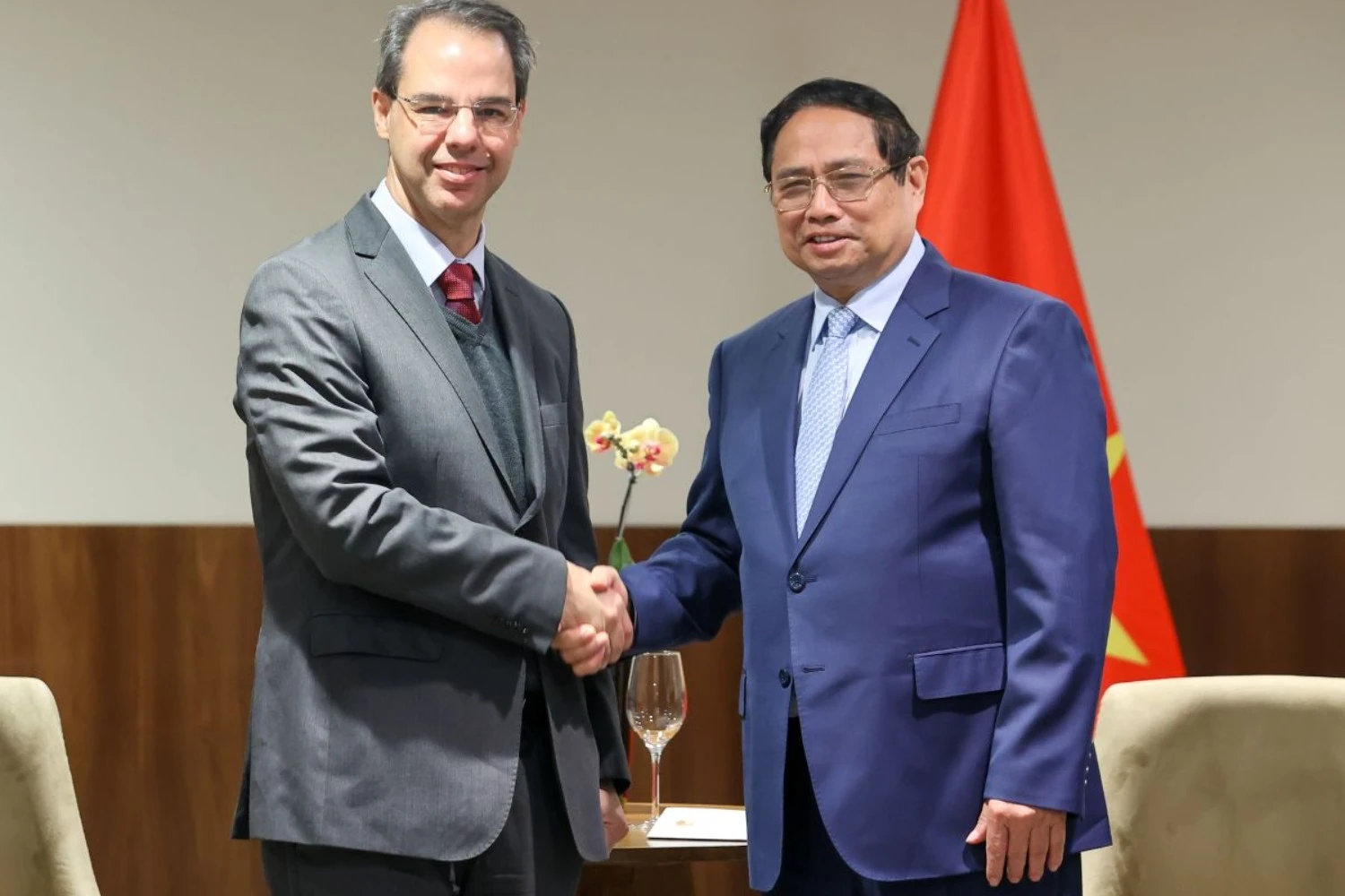 O primeiro ministro Pham Minh Chinh, do Vietnã, teve uma reunião com o vice-presidente global da Embraer, José Serrador Neto (GV)