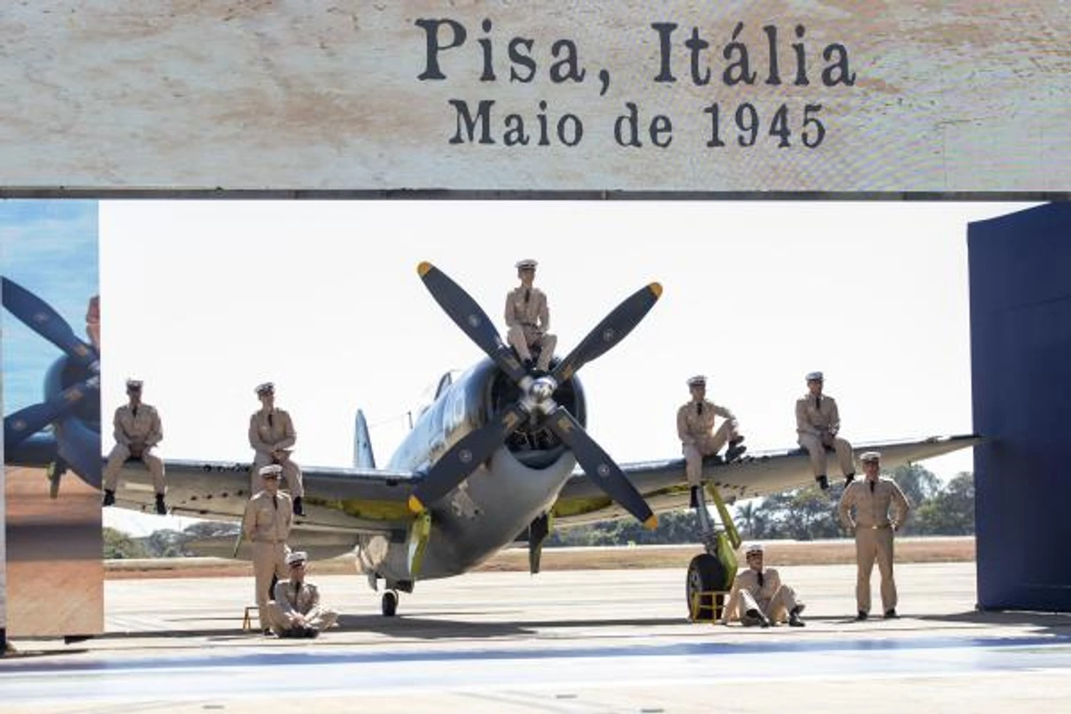 Reprodução visual da foto histórica de 1945, feita originalmente na Itália (FAB)