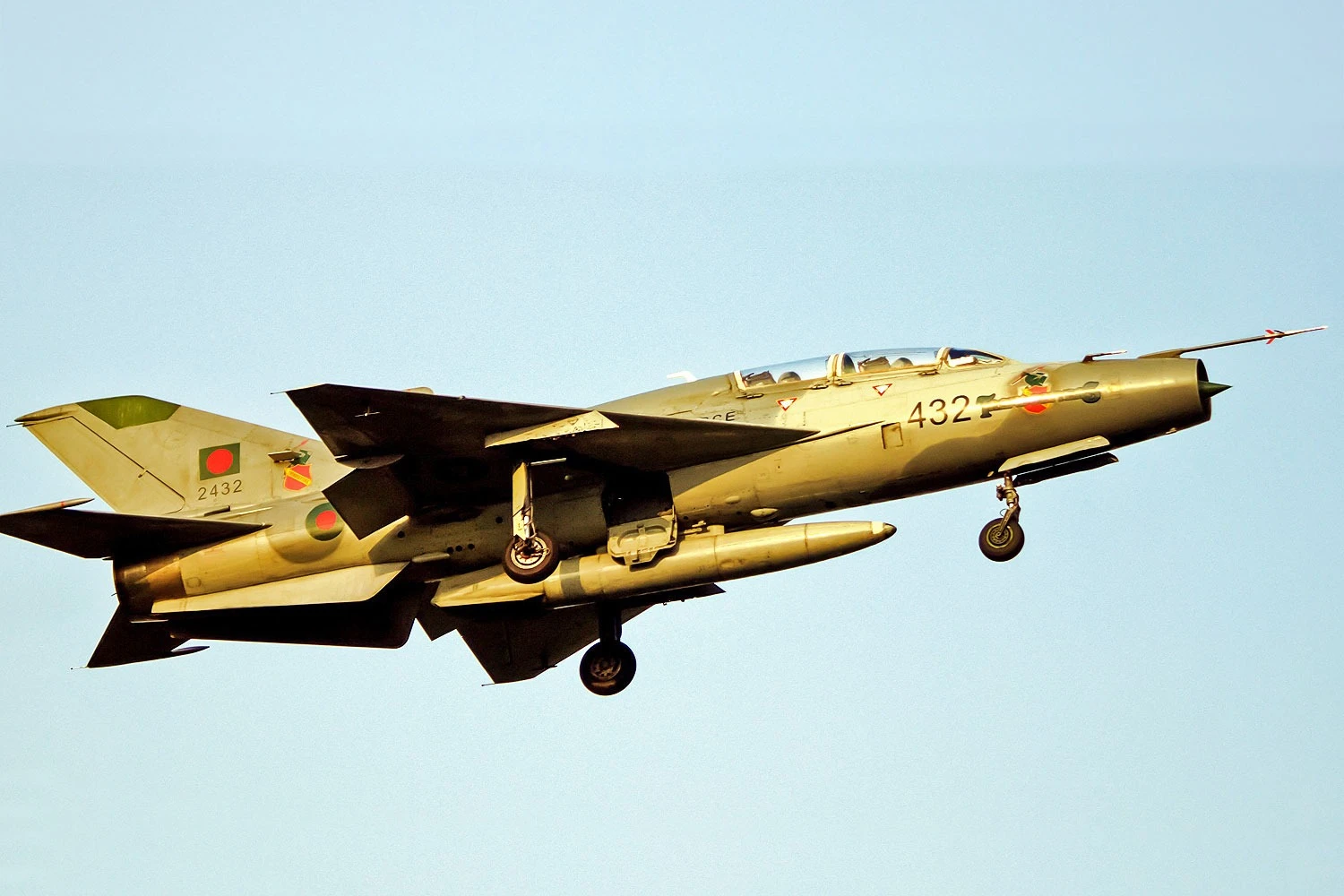 Caça Chengdu F-7 da Força Aérea de Bangladesh cai sobre faculdade em Dhaka