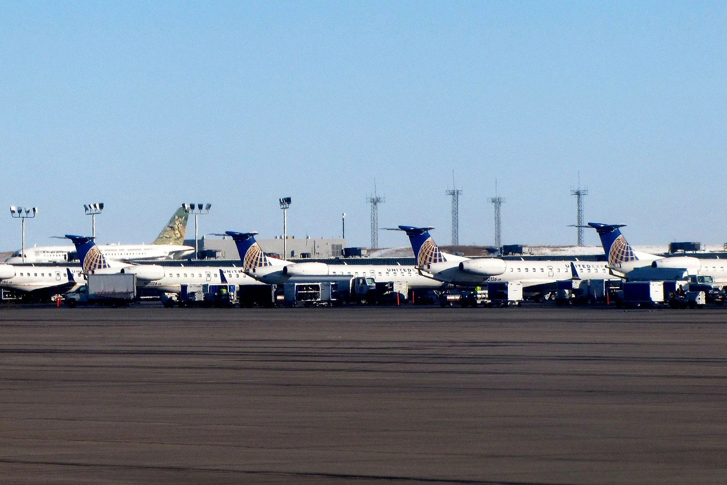 A ExpressJet foi a primeira cliente do ERJ (redlegsfan21)