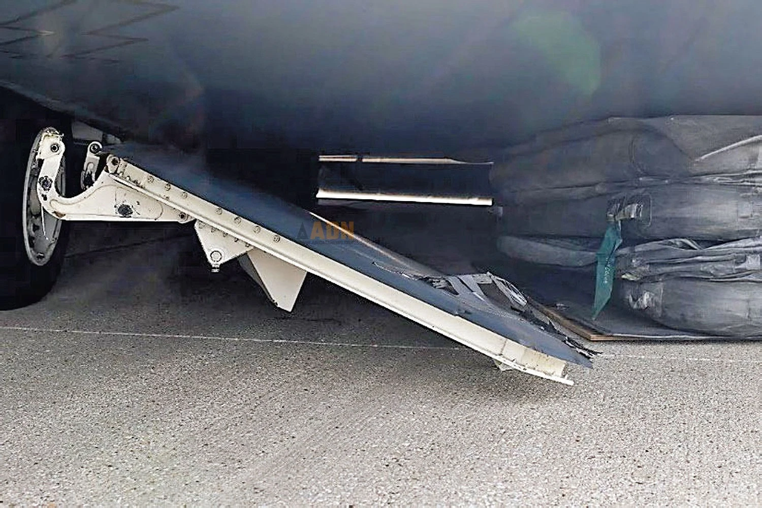 A porta do trem de pouso foi danificada (USAF)