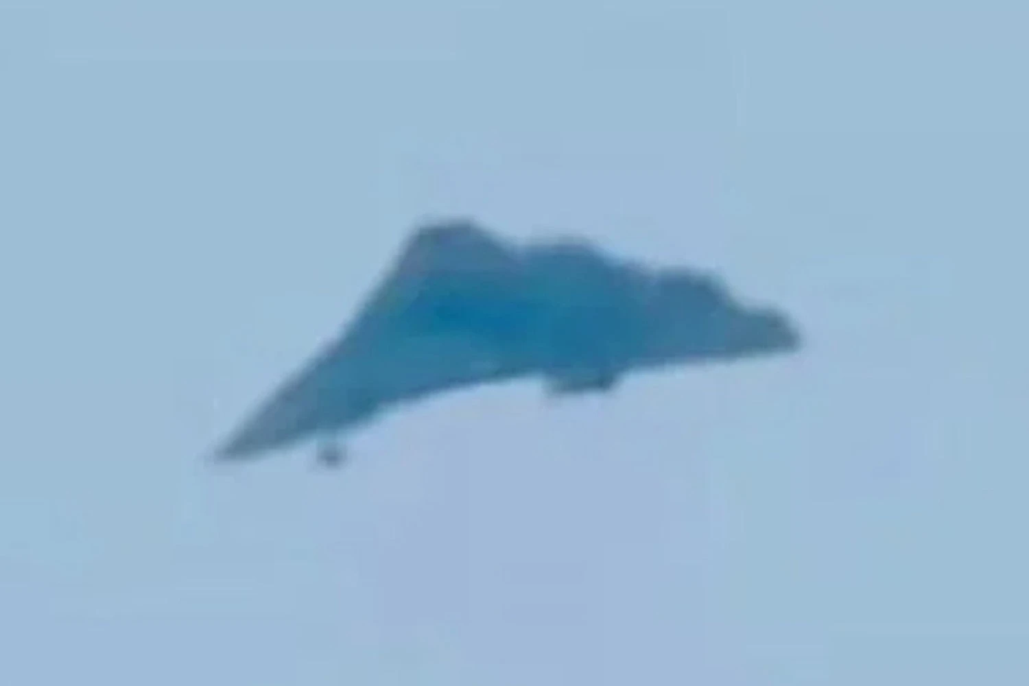 As imagens que circulam na internet não permitem afirmar se é um avião tripulado ou não (Reprodução)