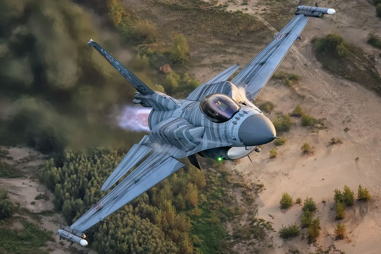F-16 da Força Aérea Polonesa cai durante ensaio para show aéreo