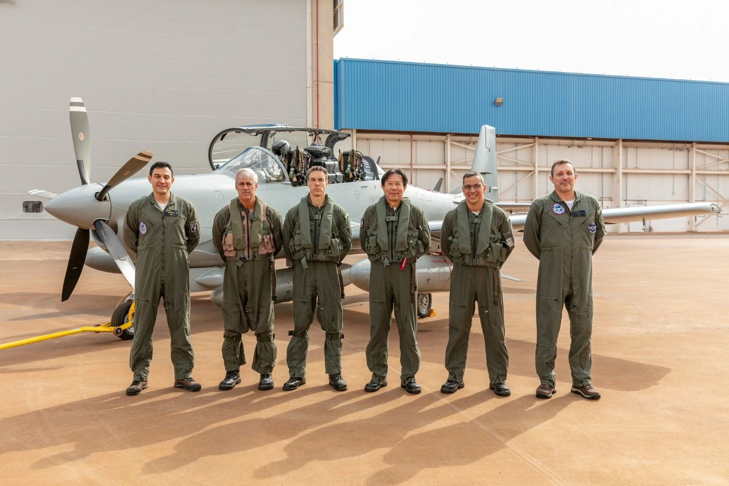 Equipe respons&aacute;vel pelo traslado dos avi&otilde;es (Embraer)