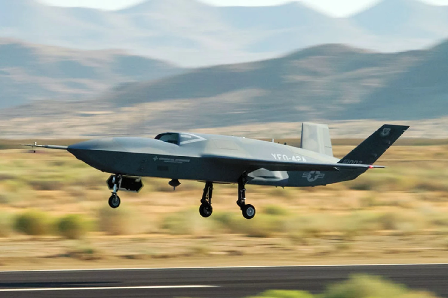 USAF e General Atomics realizam primeiro voo do protótipo YFQ-42A CCA