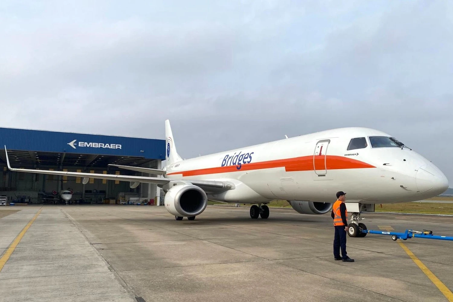 Bridges Air Cargo recebe o primeiro cargueiro Embraer E190F do mundo
