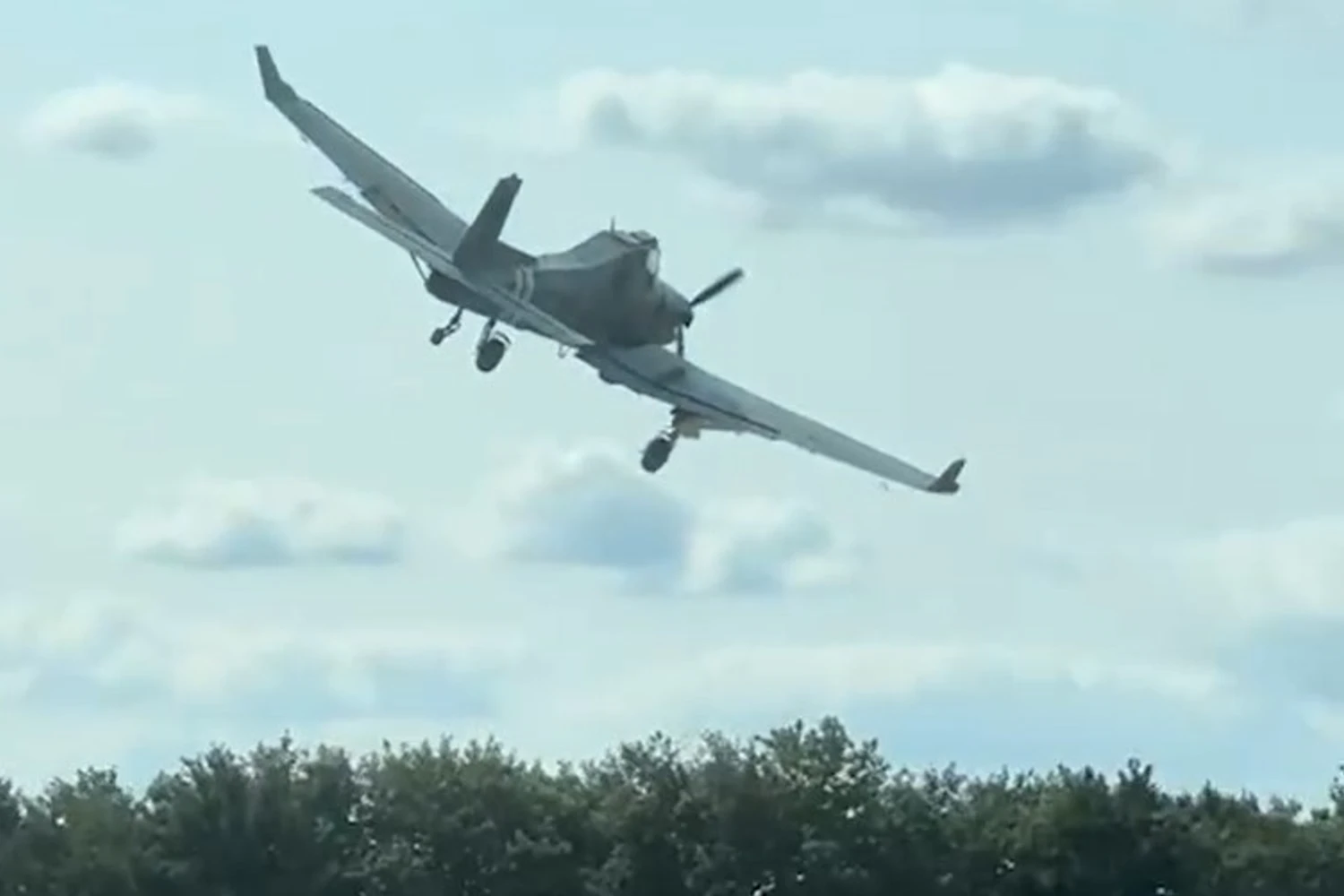 O Z-137 após rasante sobre a área rural (reprodução)