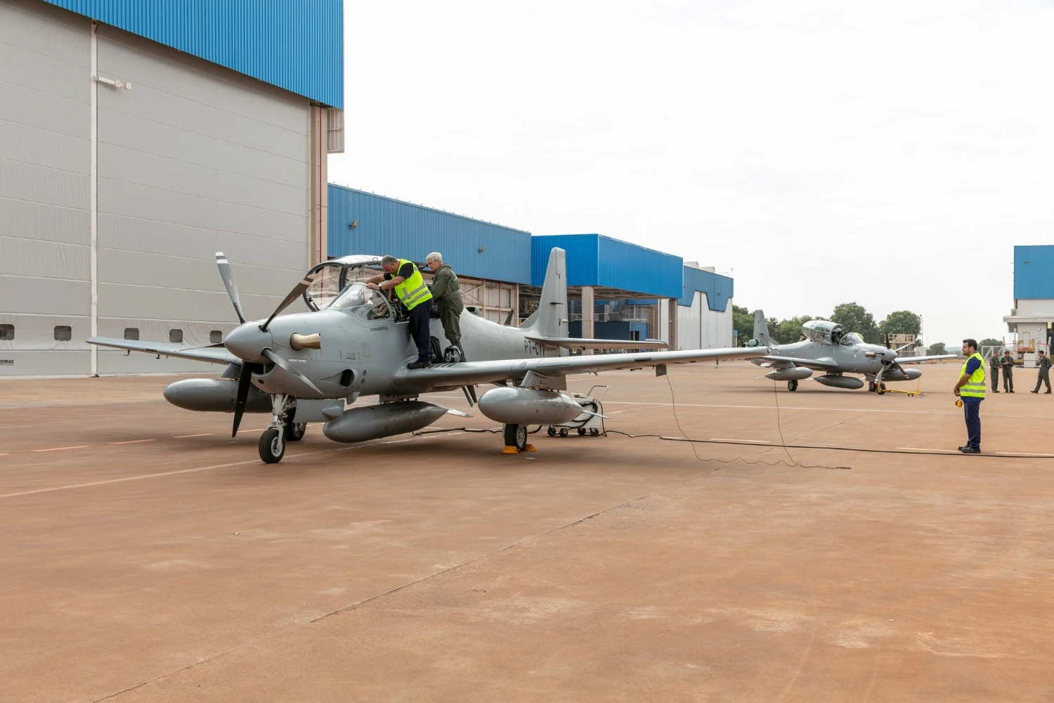 Os A-29N sendo preparados para o voo com tanques extras de combust&iacute;vel (Embraer)