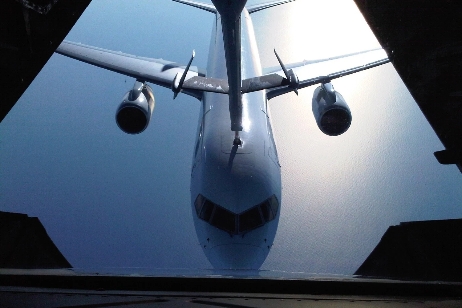 Um C-32B é reabastecido em voo por um KC-10 (USAF)