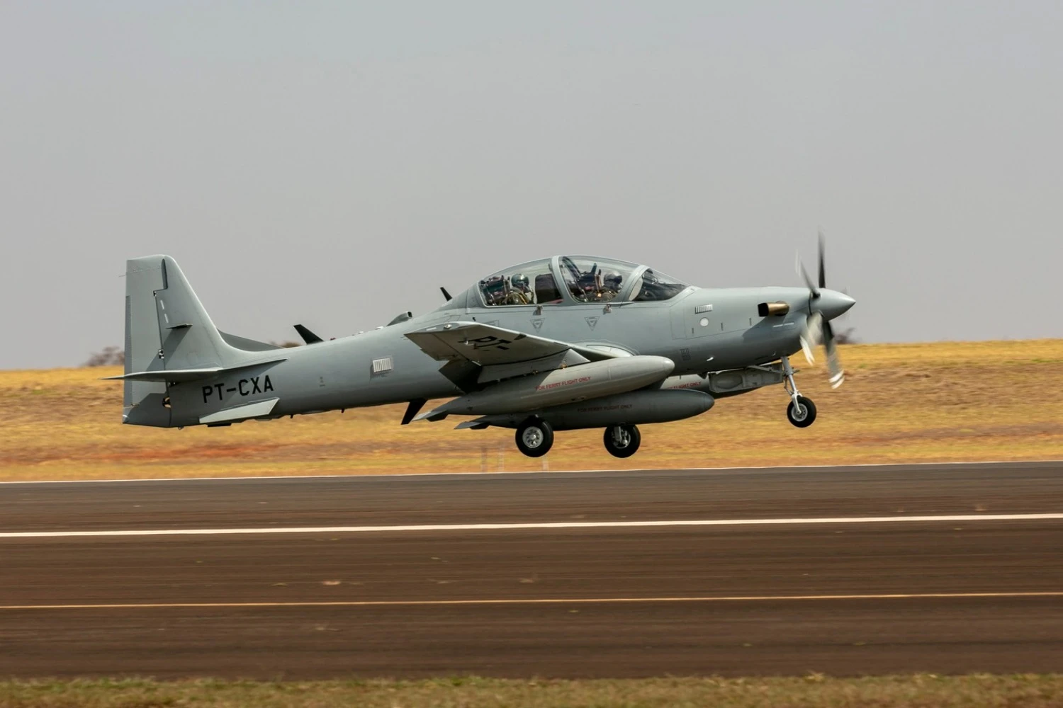 Primeiros A-29N Super Tucano de Portugal decolaram da Embraer rumo à Europa