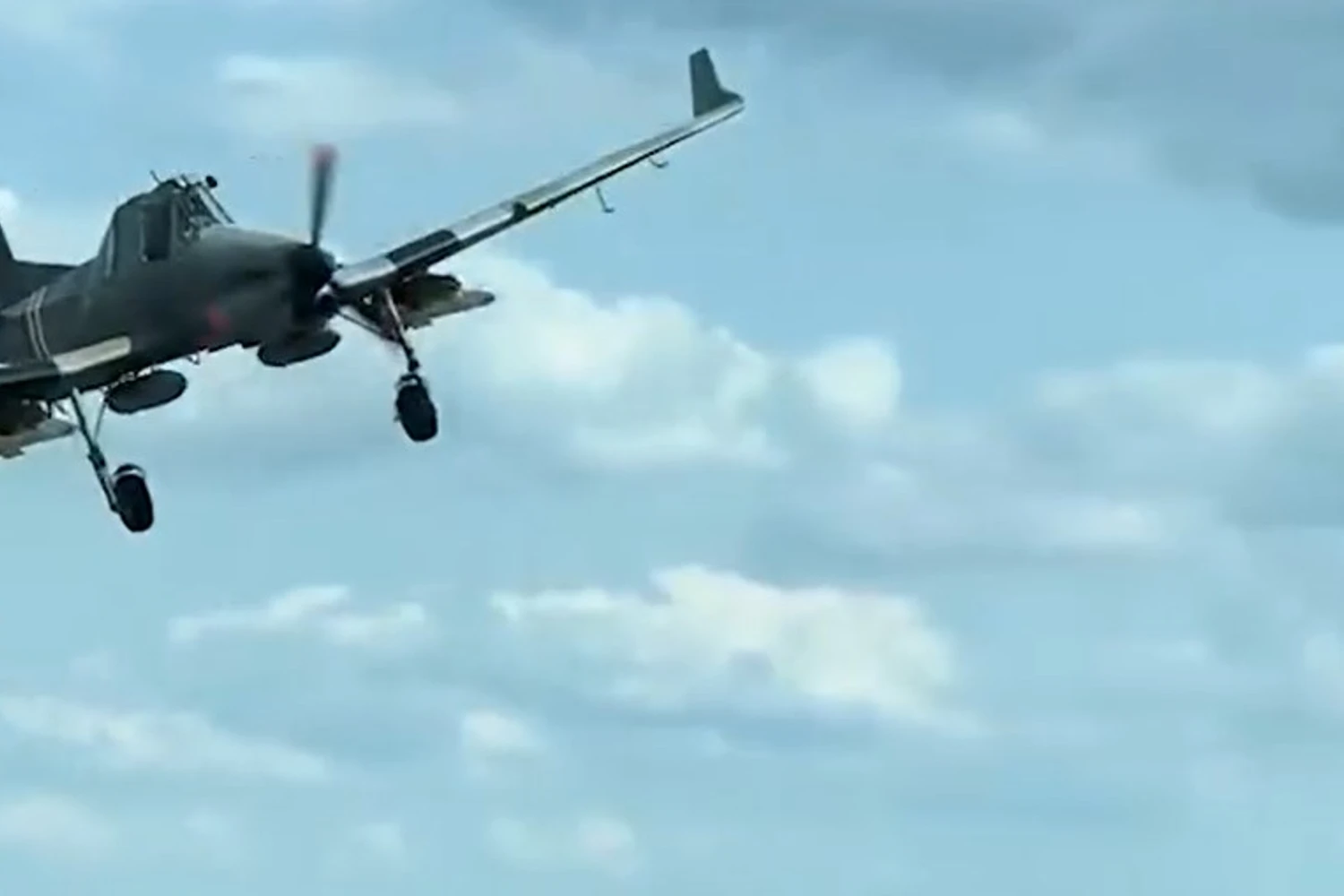 Visão aproximada do Zlin Z-137 armado com 2 mísseis ar-ar R-73 sob as asas (reprodução)