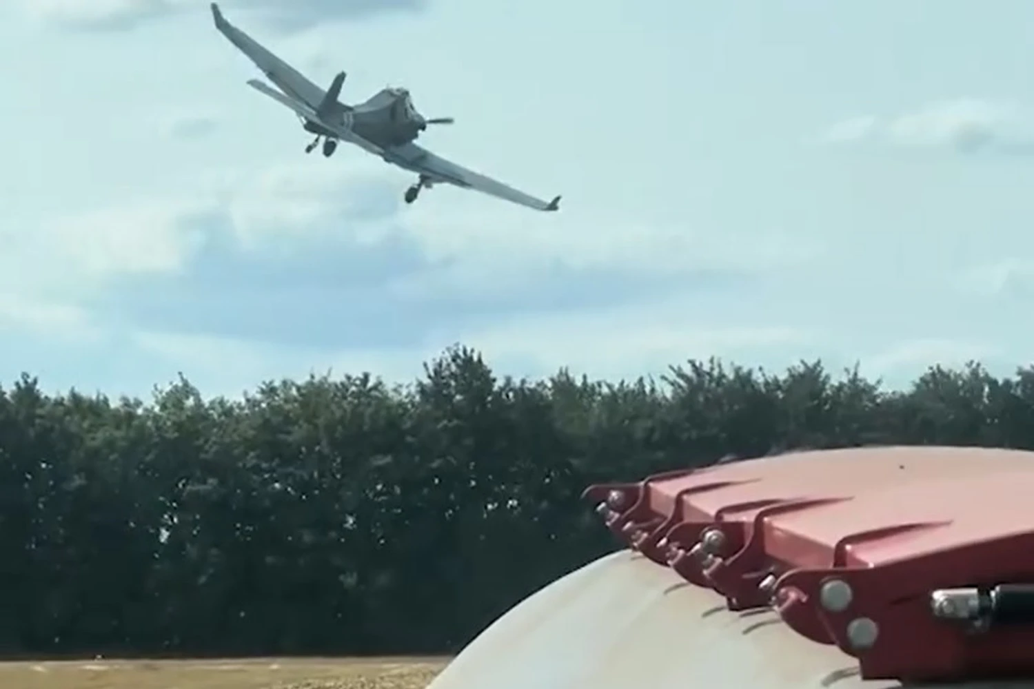 Z-137 armado contrasta com a área rural abaixo, onde, em tempos de paz, estaria pulverizando plantações (reprodução)