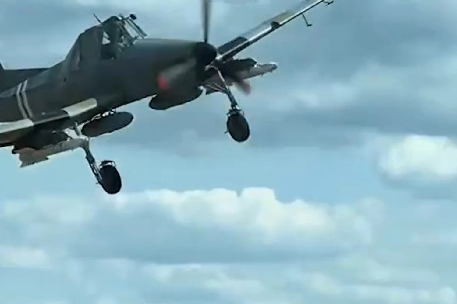 Zlin Z-137 adaptado para caçar drones, sobrevoa agricultores ucranianos (reprodução)
