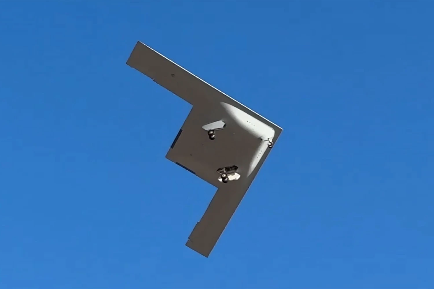 Segundo bombardeiro B-21 Raider faz voo inaugural na Califórnia