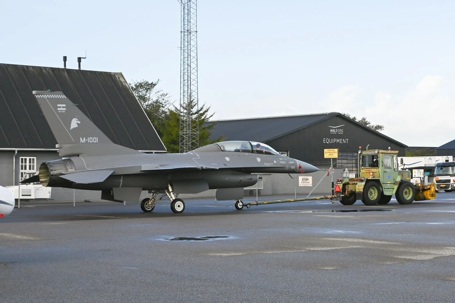 Ca&ccedil;a F-16BM da For&ccedil;a A&eacute;rea Argentina avistado na Dinamarca com a designa&ccedil;&atilde;o M-1001