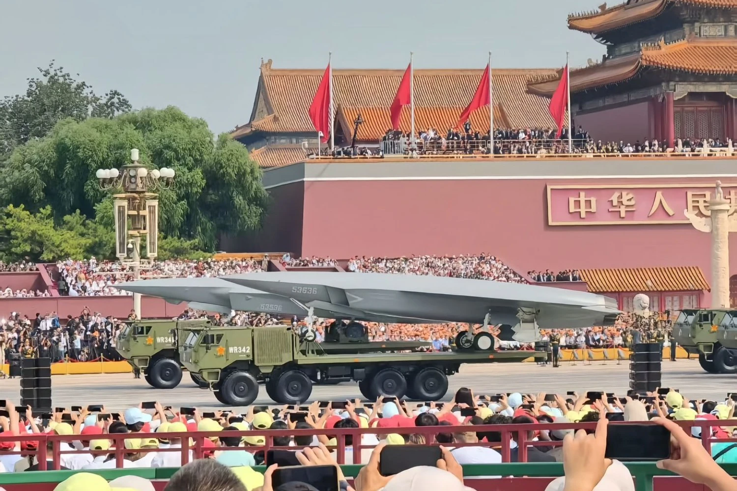 Embora n&atilde;o esteja claro, alguns analistas alegam que alguns UAVS seriam maquetes (M&iacute;dia chinesa)