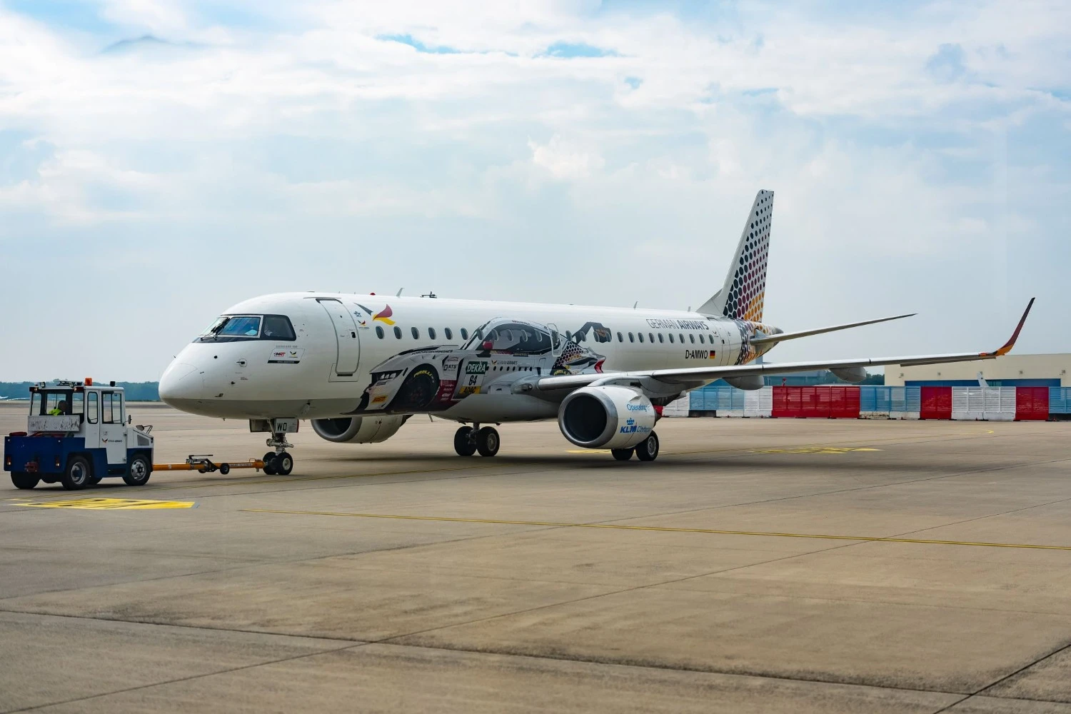 German Airways Embraer E190 com pintura comemorativa do DTM