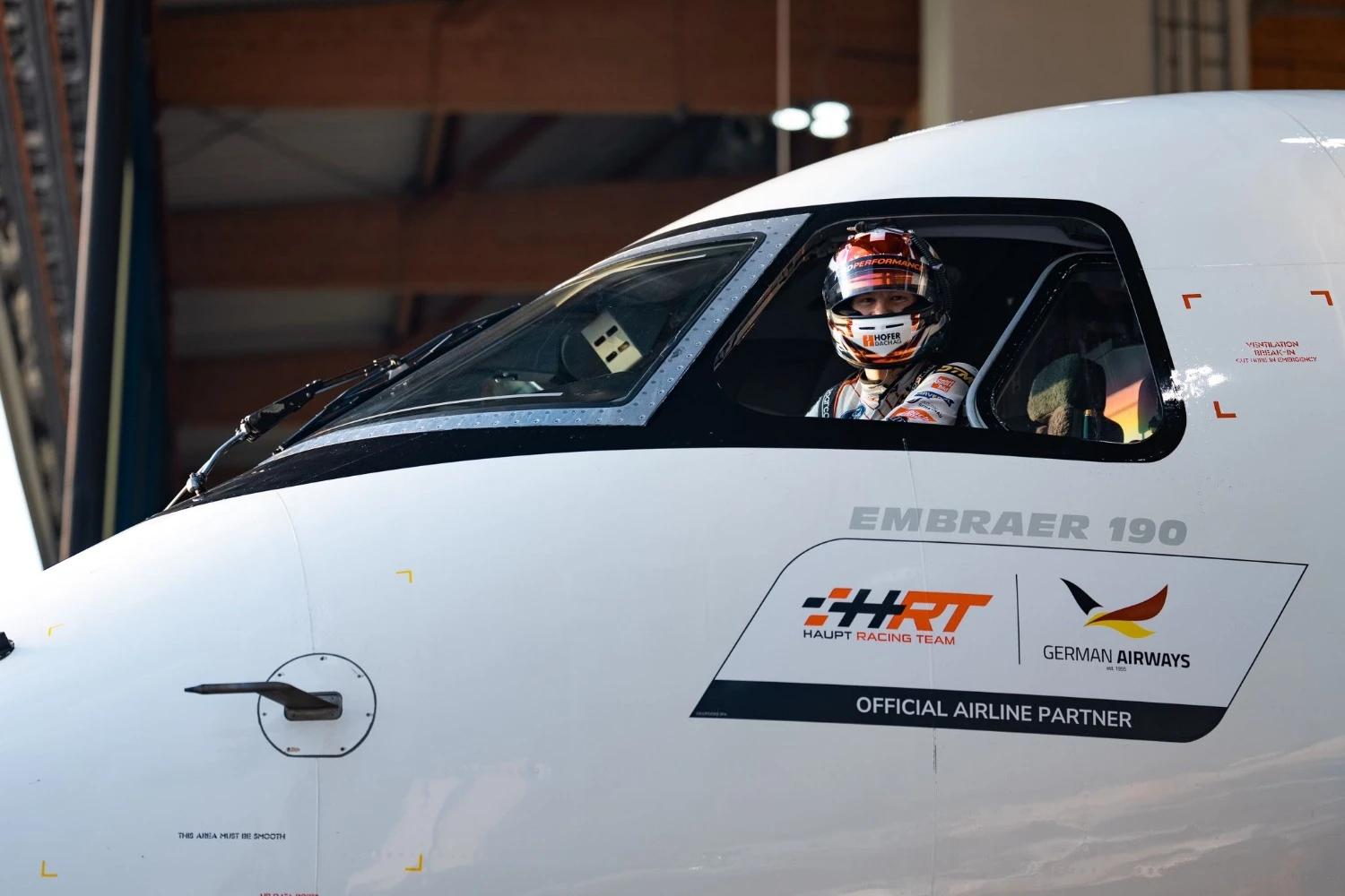 German Airways apresenta Embraer E190 com pintura com carros da DTM