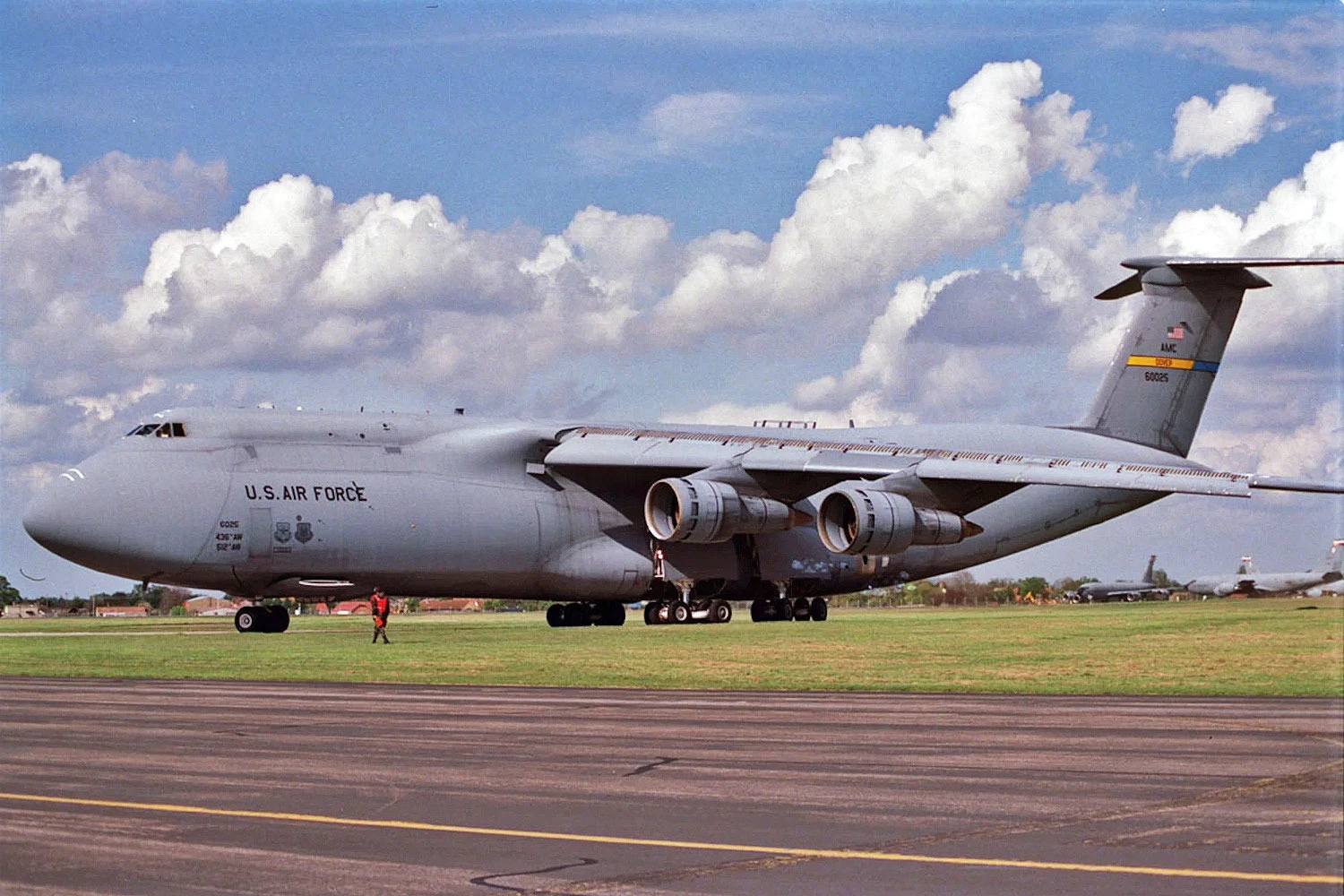 EUA planejam substituir C-5 e C-17 por 274 novos cargueiros até 2038